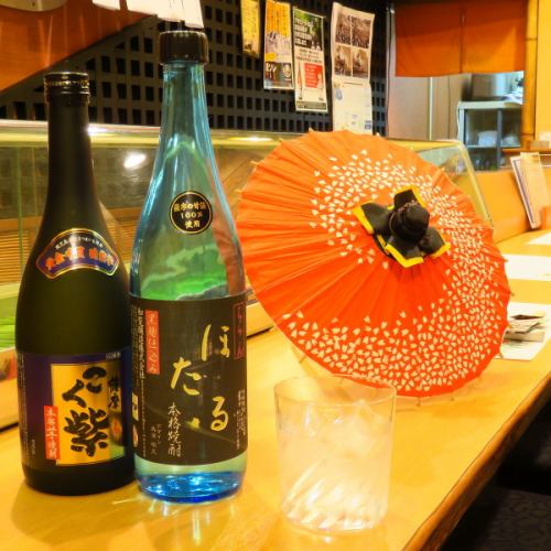 おひとり様や少人数のお客様でも気兼ねなくお過ごしいただけるカウンター席。会社帰りのサク飲み、休日のちょっとした時間にも気軽に来店出来るのが嬉しいポイント。賑やかな店内の雰囲気を肌で感じつつ、プライベートな時間も楽しめる人気のお席です。自慢の料理を味わいながらちょっと一杯。そんな楽しみ方もまた乙です。