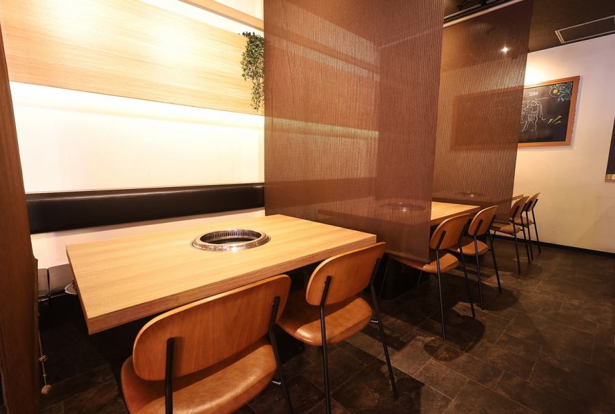 Each seat is separated by a partition, so you can enjoy your meal and conversation in a relaxed atmosphere!