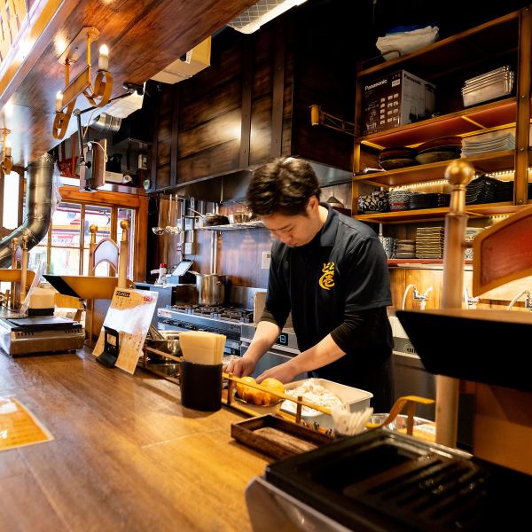 店内にはカウンター席も完備。調理風景を眺めながら、おいしいお食事やお酒をゆっくり楽しめる人気のお席となっております。お仕事帰りの一杯など、おひとり様でもぜひお気軽にお立ち寄りください！そのほか、木目調のお洒落なカウンター席はデートでのご利用などにもオススメです◎