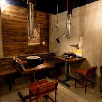 【テーブル席:2名様×3卓】ご友人とのお食事や、デートでのご利用にもピッタリの2名様用テーブル席となります。そのほか、お席同士をつなげて6名様のグループでご利用いただくことも可能です!人数に合わせてレイアウトを変更いたしますので、お気軽にお申し付けください。