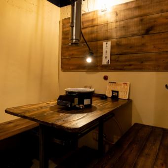【テーブル席:4名様×1卓】お使いいただきやすい4名様用のテーブル席です。お隣のお席との仕切りもございますので、プライベート感がうれしい半個室風の空間となっております◎ 地元のご友人、家族、会社の仲間と素敵なひとときをお過ごしください。