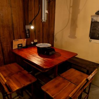 【テーブル席:4名様×1卓】お使いいただきやすい4名様用のテーブル席です。プライベート感バツグンの角席で、会話を楽しみながら美味しい焼肉をお召し上がりください。