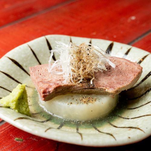 驚きの柔らかさ。出汁が染み出す、茹でタン