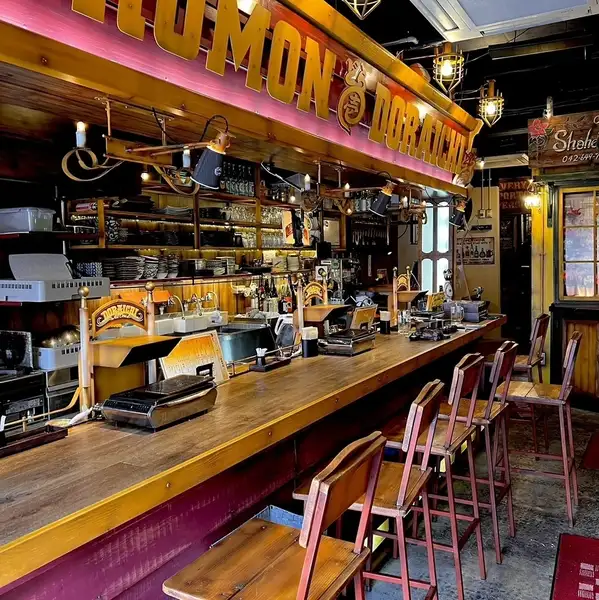 店内にはカウンター席も完備。調理風景を眺めながら、おいしいお食事やお酒をゆっくり楽しめる人気のお席となっております。お仕事帰りの一杯など、おひとり様でもぜひお気軽にお立ち寄りください！そのほか、木目調のお洒落なカウンター席はデートでのご利用などにもオススメです◎
