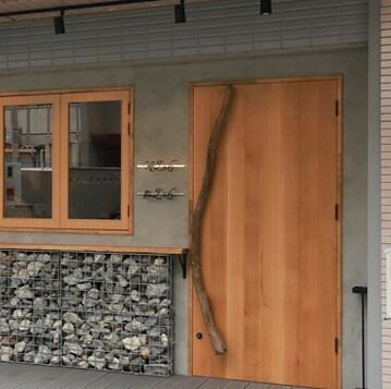 【外観】JR福島駅から徒歩３分と駅近ながら、路地に佇む隠れ家感あるカフェ。