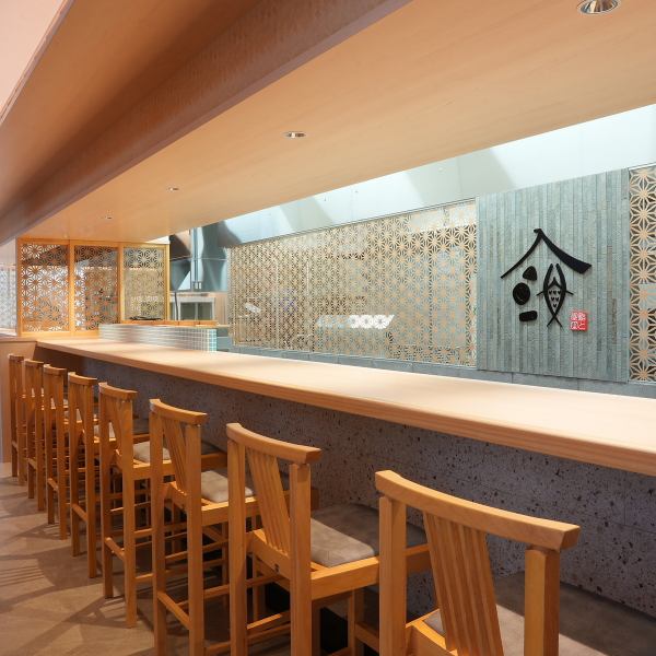 目の前で繰り広げられる、職人の無駄のない所作と繊細な手仕事。カウンター席は、まさに食の醍醐味を特等席で味わうための空間です。一貫ごとに込められた情熱を五感で受け止めながら、静かに流れる贅沢な時間に身を委ねる。そんな、大人のための至福のひとときをご提供いたします。お一人様でも、大切な方と並んでも。