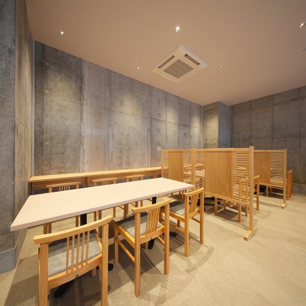 開放感あふれる広々とした店内は、大人数でのご宴会や打ち上げに最適な空間です。ゆとりある座席配置で、周りを気にせず賑やかに至福のひとときをお過ごしいただけます。福井駅徒歩1分の好立地は、お集まりや解散にも大変便利。洗練された品のある雰囲気の中、自慢の料理と厳選された地酒で、心弾む宴の時間をどうぞ。