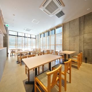 ゆったりとした配置が魅力の広々としたテーブル席は、大人数でのご宴会や打ち上げに最適な開放感あふれる空間です。福井駅徒歩1分の好立地で、お集まりや解散もスムーズ。洗練された落ち着きある雰囲気の中、自慢の鮨とおでん、そして厳選された地酒を囲み、心ゆくまで賑やかで贅沢な宴のひとときをお楽しみください。