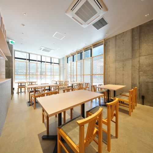 ゆったりとした配置が魅力の広々としたテーブル席は、大人数でのご宴会や打ち上げに最適な開放感あふれる空間です。福井駅徒歩1分の好立地で、お集まりや解散もスムーズ。洗練された落ち着きある雰囲気の中、自慢の鮨とおでん、そして厳選された地酒を囲み、心ゆくまで賑やかで贅沢な宴のひとときをお楽しみください。