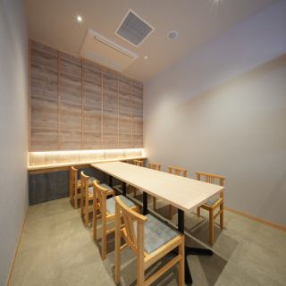 周りの喧騒を忘れさせてくれる、洗練された品格漂う個室をご用意いたしました。木の温もりを感じる落ち着いた空間は、大切な方との記念日やご会食、ビジネスの接待など、外せない特別な一日に最適です。上質なプライベート空間で、職人が振る舞う極上の鮨と地酒を嗜む。記憶に残る贅沢なひとときをお過ごしください。