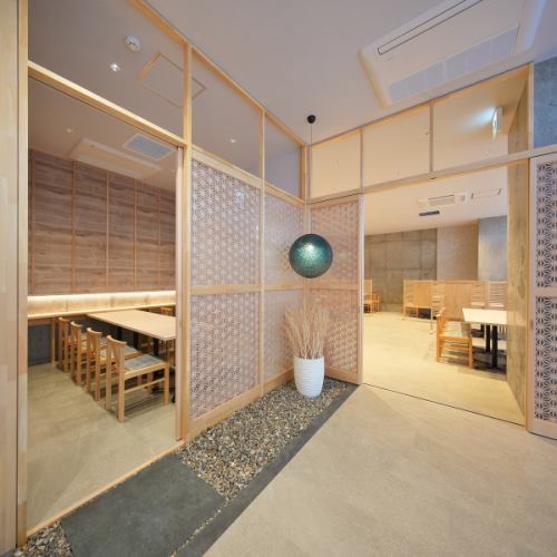 木の温もりに包まれる、上質で落ち着いた安らぎの空間