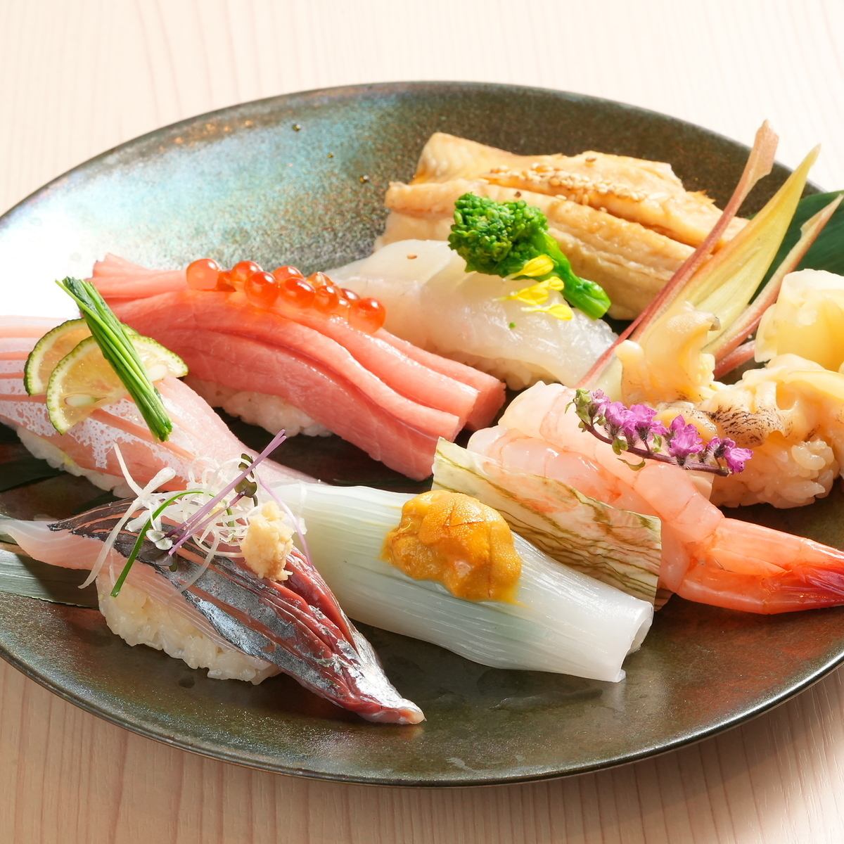 地魚が自慢の「わらび」。鮨とおでんで、大人の贅沢な時間を。