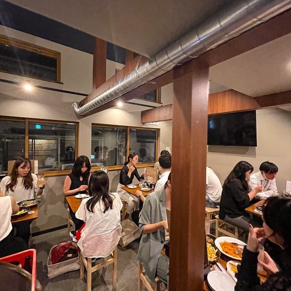 On the second floor, the table seats are set according to the number of people.The inside of the store is like a stylish cafe, and it is easy to use in various scenes such as banquets, girls' nights, and dates.
