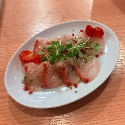 旬魚を堪能する【本日のカルパッチョ～自家製玉ねぎドレッシングで～】