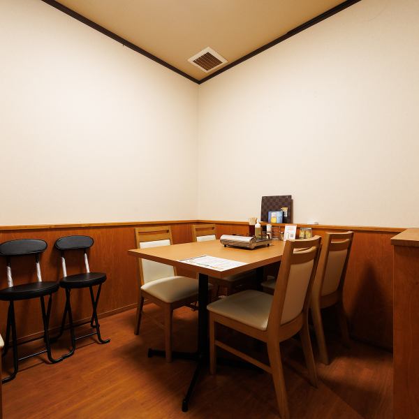 3～6名で使える半個室テーブル席は、周囲を気にせず会話と食事を楽しめるのが魅力。適度なプライベート感がありつつ、開放感もあるため家族の集まりや会社宴会に最適。ゆったり座れて一体感が生まれ、特別な時間を心地よく演出します♪