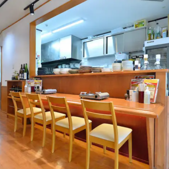 カウンター席が8つございます。