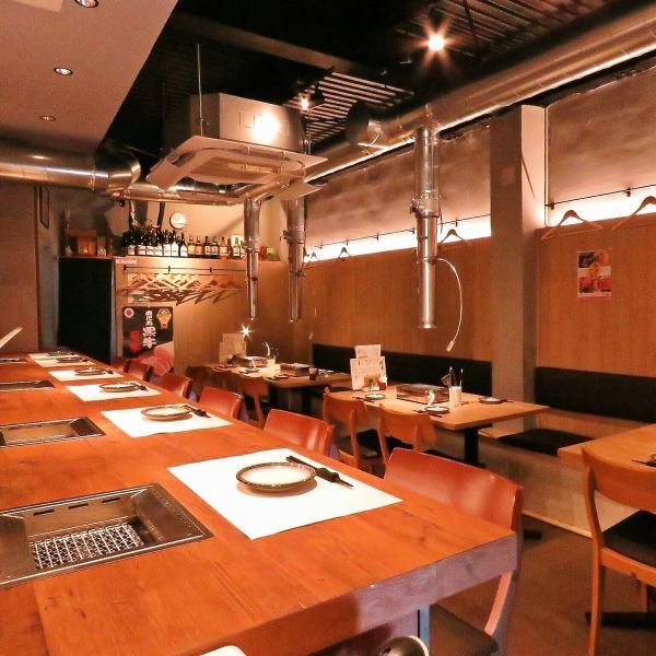 当店では、お客様のニーズに応じたカウンター席をご用意しております。お一人様用の焼肉グリルを備えたスペースでは、気軽に自分だけの焼肉体験をお楽しみいただけます。また、2名様でシェアできる焼肉グリル付きのカウンター席もご用意しており、居心地の良い空間で親しい方と食事をご堪能ください。