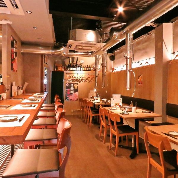 当店で使用している焼肉グリルは、煙が少ないため、室内での焼肉を楽しむ際に空気が汚れず周囲に臭いが残りにくいのが特徴です。また、お一人様から、各種宴会など様々なシーンでご利用いただけます。納得のいく品質のお肉や一品料理をご用意して、皆様のご予約をお待ちしております。
