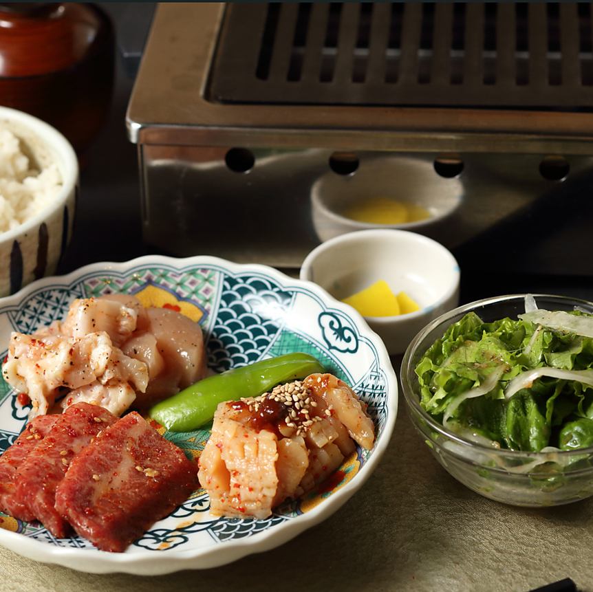 お得なランチ限定焼肉セットをご用意しております。