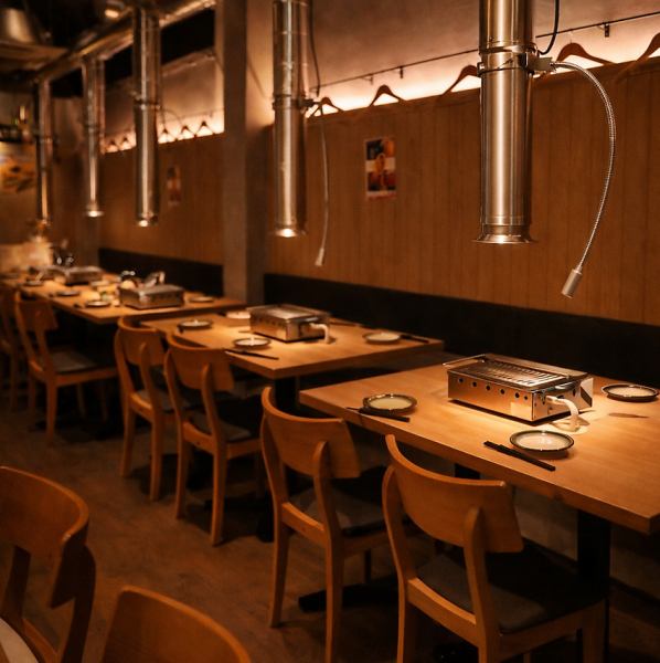 当店では、お客様のニーズに応じたカウンター席をご用意しております。お一人様用の焼肉グリルを備えたスペースでは、気軽に自分だけの焼肉体験をお楽しみいただけます。また、2名様でシェアできる焼肉グリル付きのカウンター席もご用意しており、居心地の良い空間で親しい方と食事をご堪能ください。