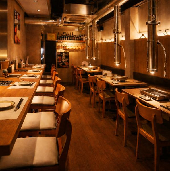当店で使用している焼肉グリルは、煙が少ないため、室内での焼肉を楽しむ際に空気が汚れず周囲に臭いが残りにくいのが特徴です。また、お一人様から、各種宴会など様々なシーンでご利用いただけます。納得のいく品質のお肉や一品料理をご用意して、皆様のご予約をお待ちしております。