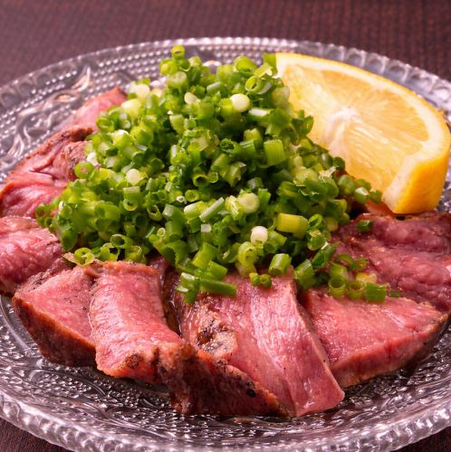 ≪炭火焼き上タンタタキ≫オーダーが入ってからキッチン内で炭火焼き