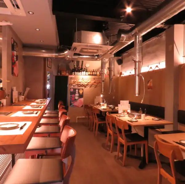 当店では、お客様のニーズに応じたカウンター席をご用意しております。お一人様用の焼肉グリルを備えたスペースでは、気軽に自分だけの焼肉体験をお楽しみいただけます。また、2名様でシェアできる焼肉グリル付きのカウンター席もご用意しており、居心地の良い空間で親しい方と食事をご堪能ください。