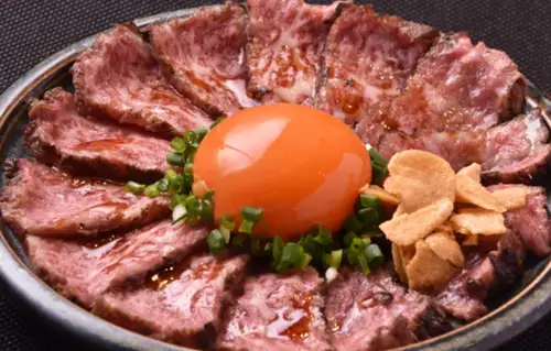 ≪黒毛和牛 炭火焼き 特選炙りユッケ≫極上の赤身肉を表面だけ炙り、とろけるような食感が楽しめます。