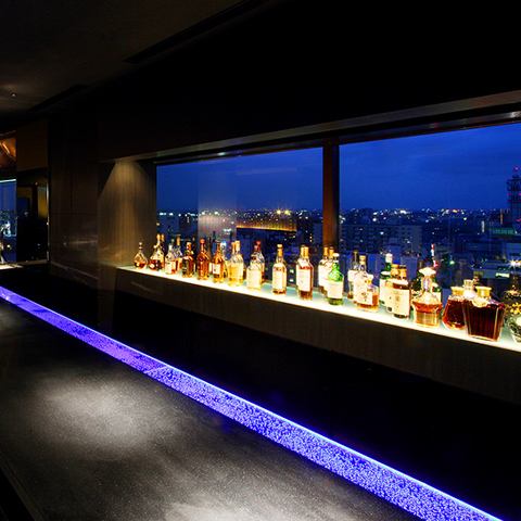 カウンターからも美しい夜景をご覧いただけます。自慢のオリジナルカクテルもご用意。