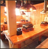 大きなテーブルが特徴的なテーブル席がございます！無煙ロースターがついている為、煙を気にすることなくお食事をお楽しみいただけます！お席に限りがございますので、ご利用をご検討の際はあらかじめご予約いただけるとスムーズにご案内可能です！