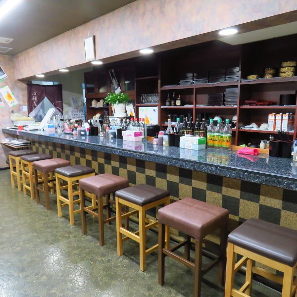 店内は、落ち着いた雰囲気が漂い、心地よい空間でお食事をお楽しみいただけます。ソファーのようにふかふかのイスをご用意しており、長時間でもごゆっくりとお寛ぎいただけます。友人との会話や大切な人とのひとときを、リラックスしながらお楽しみください。お食事やお飲み物とともに、心安らぐひとときを♪