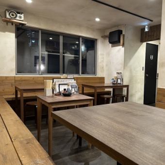 【2樓：桌席，共16個座位】2樓有桌席，無論是個人或團體都可以舒適地用餐！您可以享受熱鬧且充滿活力的氛圍，因此非常適合舉辦各種宴會。