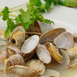 Clams grilled with butter and soy sauce