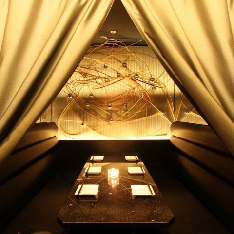 こだわりの演出や特別個室は、素敵な物語の１ページに♪デート・合コン・女子会にも最適の各種個室をご案内いたします！誕生日や記念日のサプライズにも最適のゆったり個室空間が多数♪少人数のプライベート利用から大人数の宴会まで幅広くご利用いただけます!