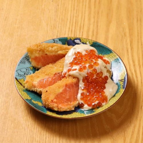 Fried rare salmon with salmon roe tartar sauce