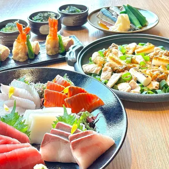 【完全個室宴会】魚吉刺身５点盛＆余市豚炭火焼　鍋無し盛込み料理プラン【全８品・飲み放題付】