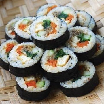 Kimbap (Korean seaweed roll)