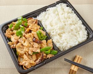 Stir-fried Pork Bento with Green Peppers and Onions