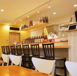 [Counter: single seat (7 tables)] One person, regular person, friend, local people use it.It is also possible to have a pleasant conversation with the staff in front of you at the counter.There are many popular seats for those who come to work after work.