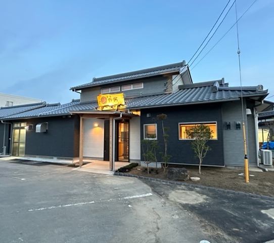 【佐原駅から車で5分！駐車場も完備】当店は10台ほど停められる駐車場を完備のため、お車の方もご安心ください！店内も広々とした空間で楽しくご宴会・パーティーをお楽しみいただけます！税込3,300円からコースもございますので、お気軽にお問合せください♪