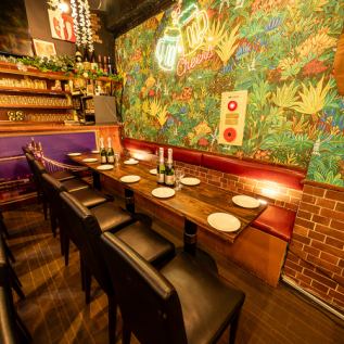 豪華な貸切パーティーを演出するために、超大型LEDモニターをご用意しています。映像や写真を鮮明に映し出し、パーティーの雰囲気を一層盛り上げます。さらに、カラオケも完備しており、歌って踊って楽しい時間を過ごせます。