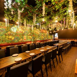 貸切パーティーを華やかに彩る魅力的な要素が満載！自慢のシュラスコやステーキを味わいながら、シャンパンタワーやビンゴなどのアイテムで盛り上がりましょう。さらに、超大型LEDモニターで映像演出やカラオケも楽しめます。