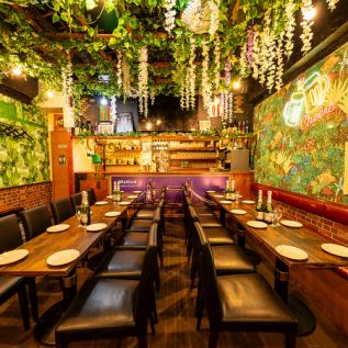 肉料理の饗宴が広がる贅沢な貸切パーティースペース！シュラスコやステーキなどの自慢のメニューを味わい尽くし、シャンパンタワーやビンゴなどのアイテムでパーティーを盛り上げましょう。超大型LEDモニターやカラオケも充実しており、楽しいひとときをお約束します。