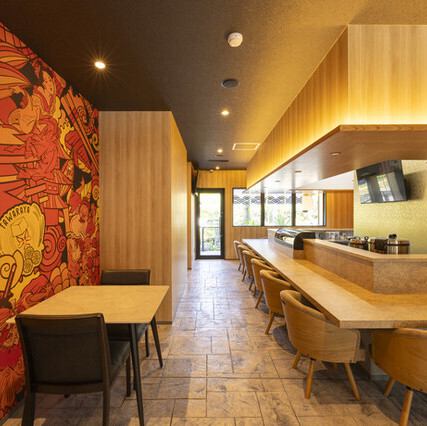 デザイン性と遊び心が融合した“エンタメ空間”が広がり、プールの水景や洗練された空間演出が非日常の雰囲気を醸し出しています。訪れるたびに新たな魅力を発見できる内観は、大切な人との記念日や接待など、特別なシーンでの利用にぴったりです。