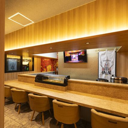 経験豊富な板前が旬の食材を握るカウンターキッチンを設けています。目の前で繰り広げられる熟練の板前の手さばきや、新鮮なネタの香りなど、食を五感で楽しむことができます。料理への期待感が高まる特等席で、本格寿司をじっくりとご堪能ください。