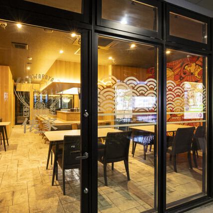 昼は気軽に味わえる海鮮丼ランチ、夜は空間を楽しみながら寿司と酒をゆったり堪能できる内観です。普段使いはもちろん、記念日や接待など幅広いシーンで利用できるデザイン性と機能性を兼ね備えています。様々なシーンでご利用いただける洗練された一軒です。