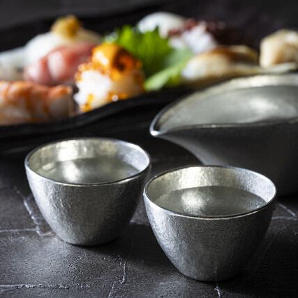 豊富な一品料理とお酒で贅沢な時間をお過ごし下さい。