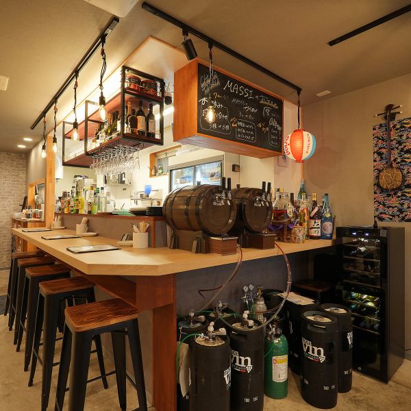 【イタリアン酒場、ちょっと沖縄な店内。イタリアンのお洒落さと沖縄の温かい雰囲気が融合した空間です】おしゃれな内装ですが、肩肘張らずリラックスして過ごせるのも魅力で、ご友人や大切な方に教えたくなる自慢の空間です♪ちょっとした飲み会から宴会まで、幅広いシーンでご利用ください♪