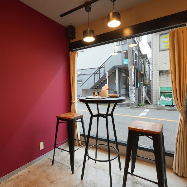 【お仕事帰りのサクッと一杯やちょっと飲みたい気分の時にぜひ気軽にお立ち寄りください】お一人様でも快適に過ごせるカウンター席や、立ち飲み感覚で楽しめるハイテーブル席をご用意しております。自慢の樽生クラフトワインを片手に沖縄×イタリアンの融合した料理を味わう！そんな贅沢なひとときをお過ごしいただけます◎