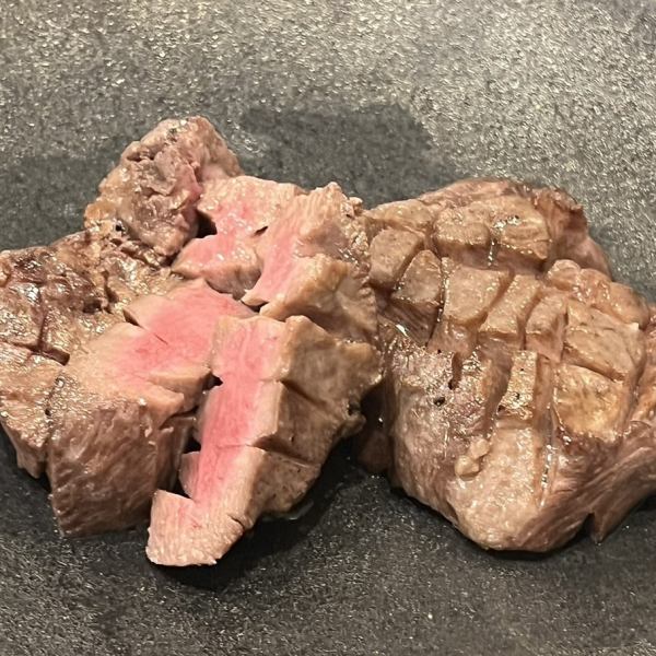 【極上の厚切り肉を堪能】特製のねぎ塩こうじだれと一緒にお楽しみください！『牛タンステーキ』100g～